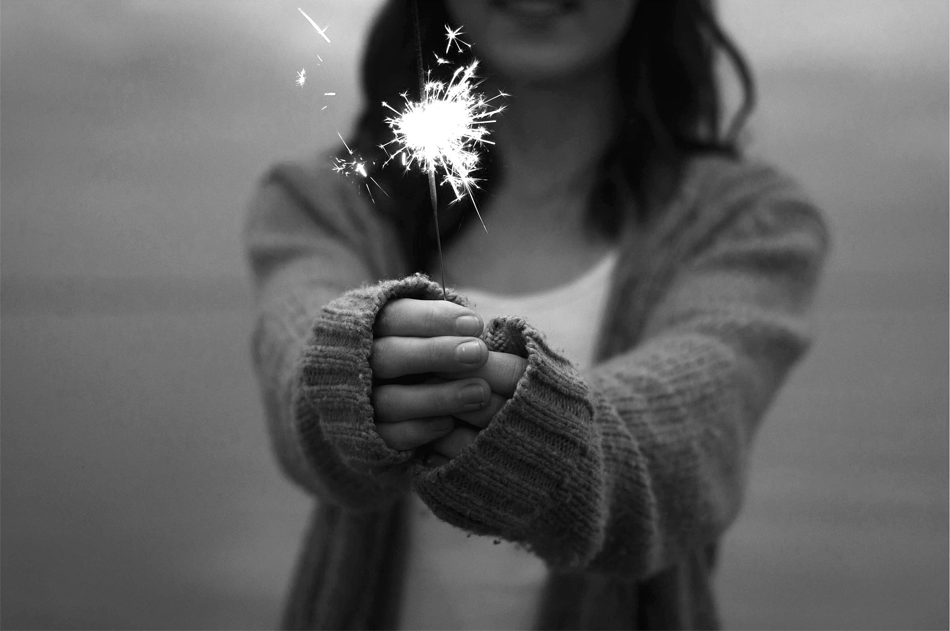 jeune fille avec feux d'artifices